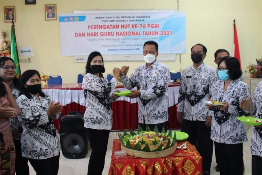 PERINGATAN HUT PGRI KE-76 DAN HARI GURU NASIONAL SMP NEGERI 2 SINGARAJA