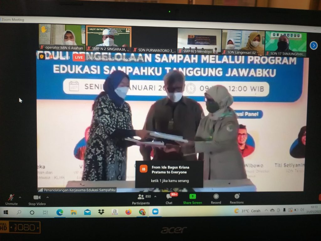 Zoom meeting Penandatangan Kerjasama Kick Off Program Edukasi Sampahku Tanggung Jawabku dari Kementrian LHK, salah satu program Adiwiyata Nasional