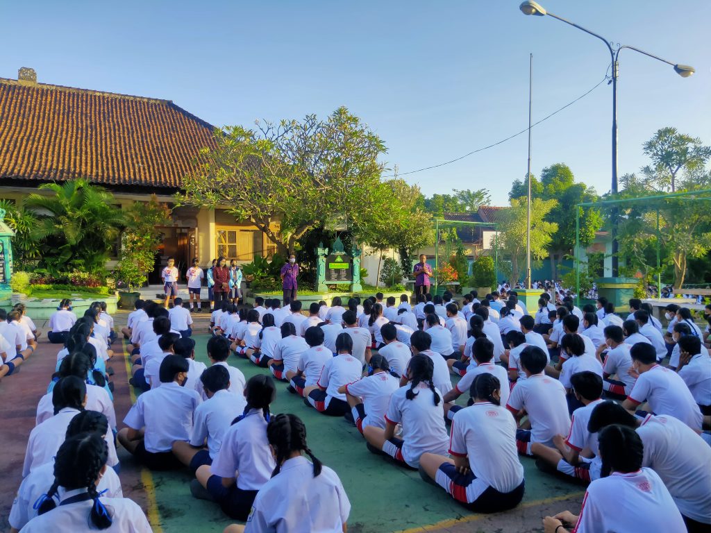 Pengarahan dari Bapak Kepala Sekolah terkait PTM 100% di SMP Megeri 2 Singaraja